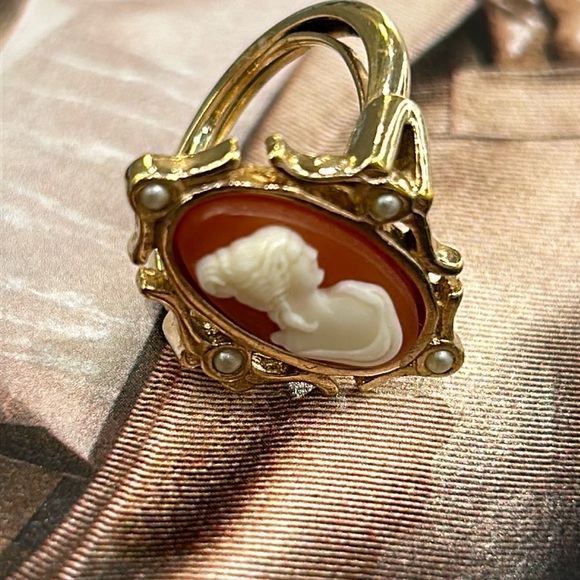 Avon gold tone cameo porcelain ring - Picture 4 of 6